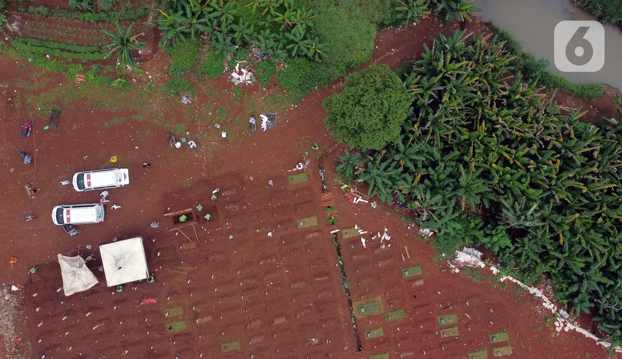 Foto udara memperlihatkan kondisi area pemakaman jenazah dengan protokol COVID-19 di TPU Pondok Ranggon, Jakarta, Kamis (12/10/2020). Gubernur DKI Jakarta Anies Baswedan menganggarkan Rp254 miliar guna menambah lahan pemakaman jenazah dengan protokol Covid-19. (Liputan6.com/Helmi Fithriansyah)