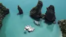 Bioskop terapung ini diberi nama Archipelago Cinema di Thailand. Tempat ini dilengkapi layar super lebar yang menghubungkan pemandangan outdoor dengan latar laut dan dua batu besar yang menjulang tinggi. (www.setavin.com)