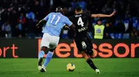 Bek Venezia, Jay Idzes mencoba merebut bola dari penguasaan striker Napoli, Romelu Lukaku dalam laga Serie A 2024/2025, Minggu (29/12/2024). (Instagram/jayidzes)