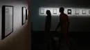 Pengunjung melihat koleksi pada pameran 'Discorde, Fille de la Nuit' di museum Palais de Tokyo di Paris, 5 Mei 2018. Museum ini menjadi museum pertama yang mendapati kunjungan khusus dari kaum nudis atau telanjang. (AFP/GEOFFROY VAN DER HASSELT)