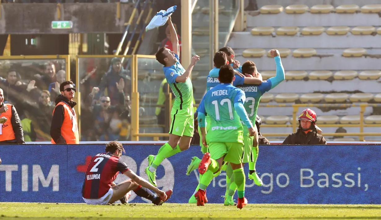Ekspresi para pemain Inter Milan usai Gabriel Barbosa mencetak gol ke gawang Bologna pada lanjutan Serie A di Stadio Renato Dell'Ara, Italy, (19/2/2017). Inter menang 1-0.  (Giorgio Bnevenuti/ANSA via AP)