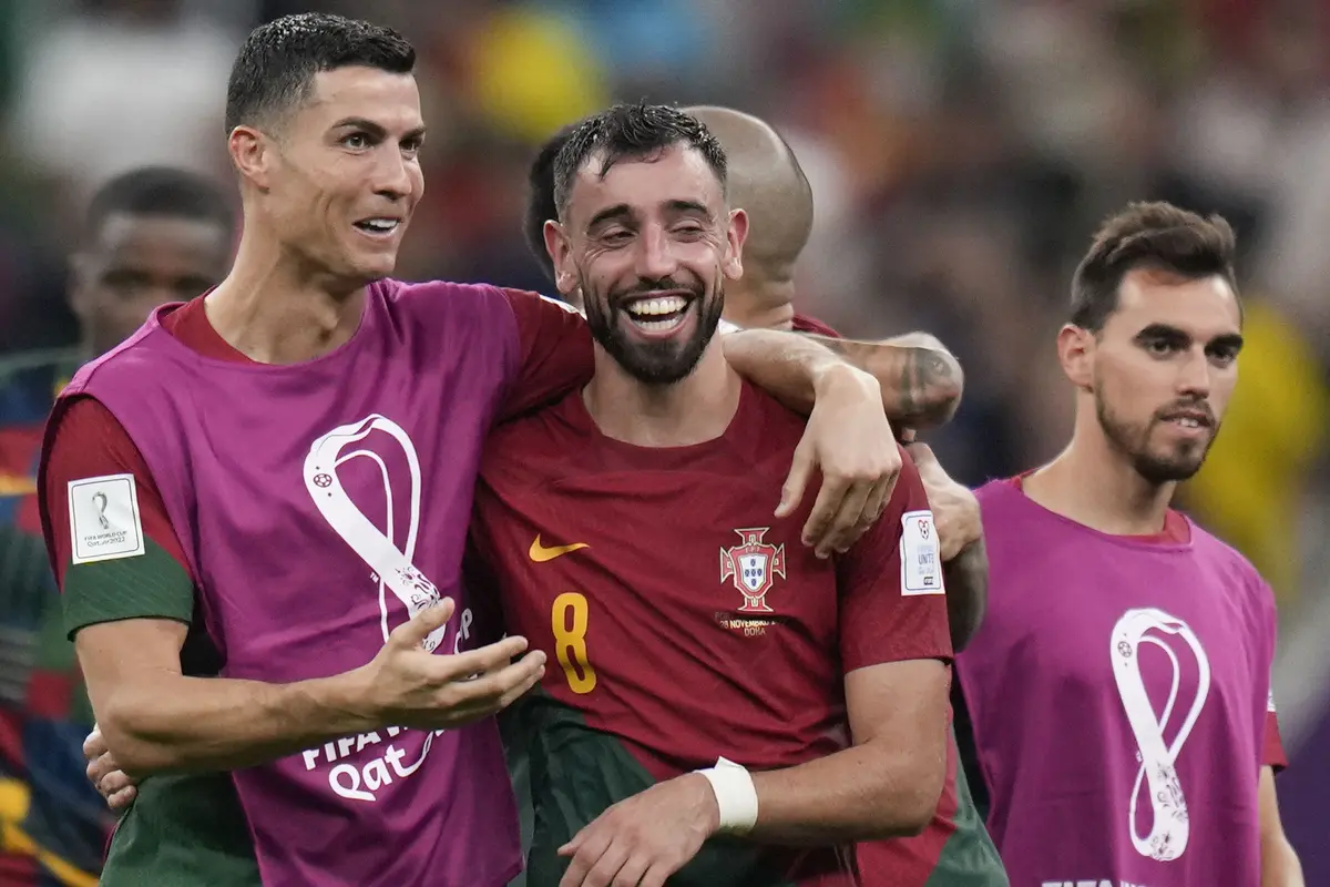 Foto: Momen Mesra Ronaldo Peluk Bruno usai Cetak Brace dan Bawa Portugal ke 16 Besar Piala Dunia 2022