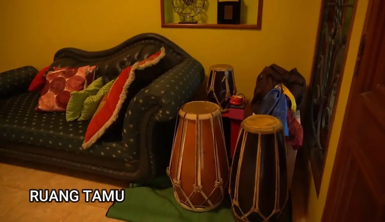 Adam yang sejak kecil sudah dekat dengan dunia seni tinggal di sebuah rumah yang asri dan unik. (Youtube Imam Subkhan)