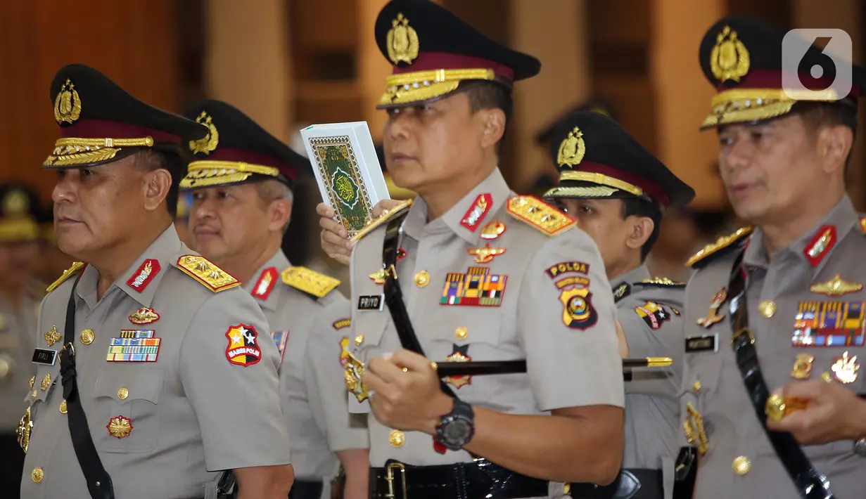Sejumlah Perwira Tinggi (Pati) Polri mengikuti upacara serah terima jabatan di Gedung Bareskrim Polri, Selasa (19/11/2019). Kapolri Jenderal Idham Azis memimpin upacara sertijab sejumlah perwira tinggi (pati), salah satunya Irjen Firli Bahuri menjadi Kabaharkam Polri. (Liputan6.com/Johan Tallo)