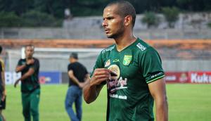 Bek Persebaya Surabaya, Leo Lelis. (Bola.com/Wahyu Pratama)