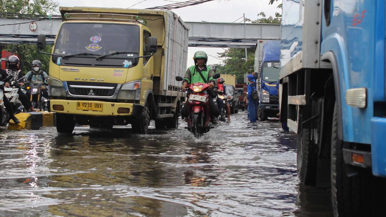 FOTO: Mesin Pompa Dikerahkan, Banjir Mangga Dua Kini Surut
