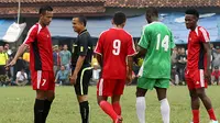 Wasit  dan hakim garis yang memimpin laga sepak bola tarkam di lapangan Latus Kedaung Tangerang Selatan. (Bola.com/Peksi Cahyo)