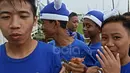 Bobotoh cilik asal Citayem dengan wajah ceria memadati Stadion Pakansari, Bogor (22/4/2017). Kedatangan Bobotoh ini untuk menyaksikan laga PS TNI melawan Persib Bandung. (Bola.com/Nicklas Hanoatubun)