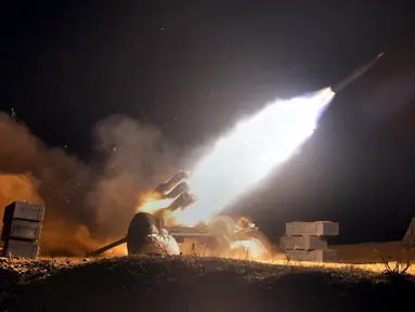 Senjata militer Korea Utara ditembakkan selama latihan militer di di sebuah daerah yang tak disebutkan, Korea Utara, (12/4). Dikhawatirkan akan semakin memanaskan perang dingin dengan Korea Selatan. (REUTERS / KCNA)