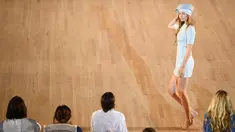 Model Gigi Hadid berpose di runway membawakan busana rancangan Marc Jacobs untuk musim semi 2020 di New York Fashion Week 2019 di Park Avenue Armory, New York City (11/9/2019). Gigi Hadid tampil cantik dengan mini dress dusty blue tanpa mengenakan alas kaki. (AFP Photo/Dimitrios Kambouris)
