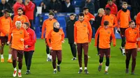 Para pemain Barcelona melakukan pemanasan saat mengikuti sesi latihan di stadion Stamford Bridge di London, (19/2). Barcelona akan menghadapi Chelsea pada babak 16 besar Liga Champions. (AP Photo/Alastair Grant)