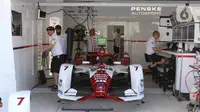 Kru tim peserta lomba balap melakukan persiapan mobil listrik Formula E  di pit Jakarta International E-Prix Circuit (JIEC), Jakarta, Jumat (3/6/2022). Menjelang pertandingan Formula E pada besok hari (4/6/2022) kru tim pembalap melakukan persiapan mobil listrik Formula E. (Liputan6.com/Herman Zakharia)