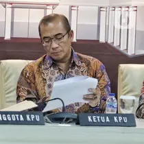 Ketua Komisi Pemilihan Umum (KPU) Republik Indonesia Hasyim Asy’ari dan Anggota KPU Idham Holik saat memberikan keterangan terkait bakal calon anggota legislatif (bacaleg) DPR RI dalam daftar calon sementara (DCS) untuk Pemilu 2024 di Jakarta, Jumat (19/8/2023). (Liputan6.com/Angga Yuniar)