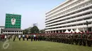 Presiden Joko Widodo memberikan selamat kepada prajurit usai upacara apel di Mabes TNI AD, Jakarta, Senin (7/11). Sebanyak 2.185 prajurit TNI AL, TNI AD dan TNI AU berkumpul mendengar langsung pengarahan dari Presiden. (Liputan6.com/Faizal Fanani)