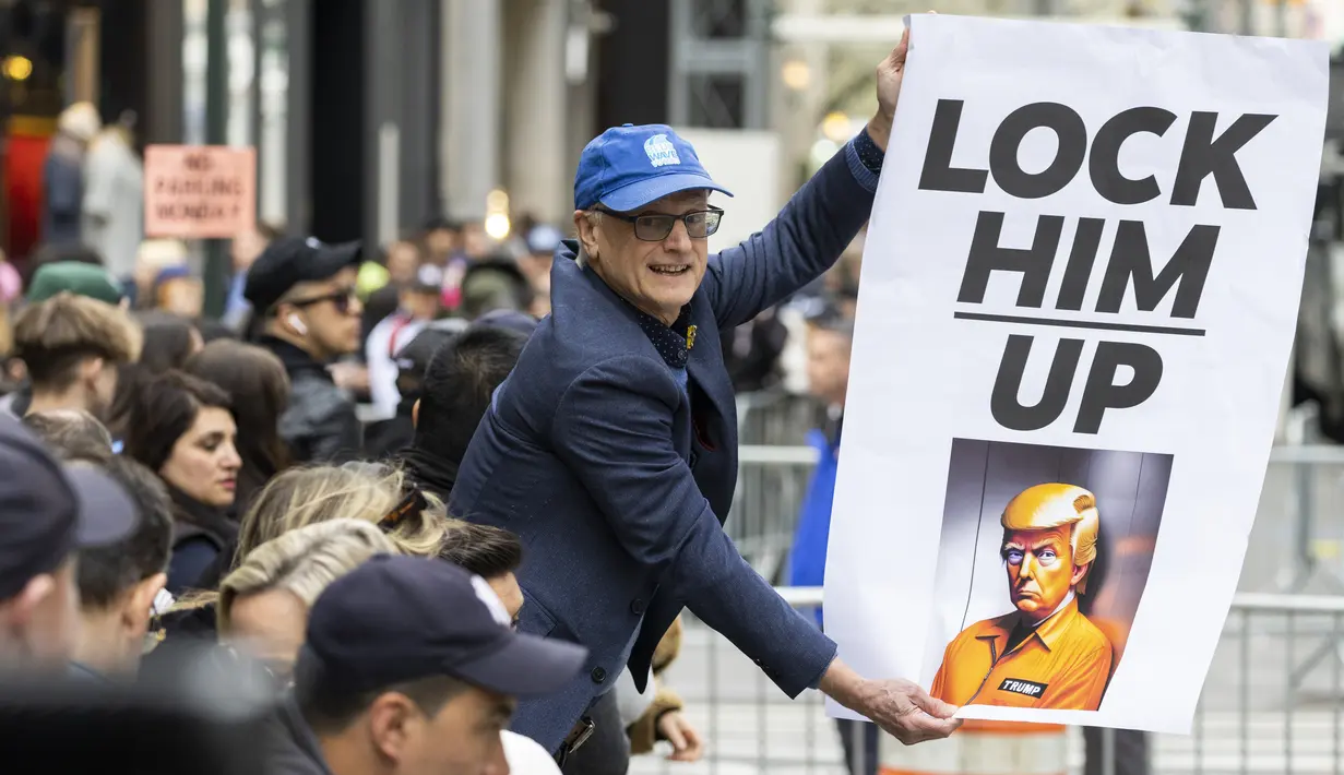 <p>Penjagaan keamanan dan agen Secret Service telah dikerahkan di luar Trump Tower dan pengadilan di Lower Manhattan. (AP Photo/Corey Sipkin)</p>