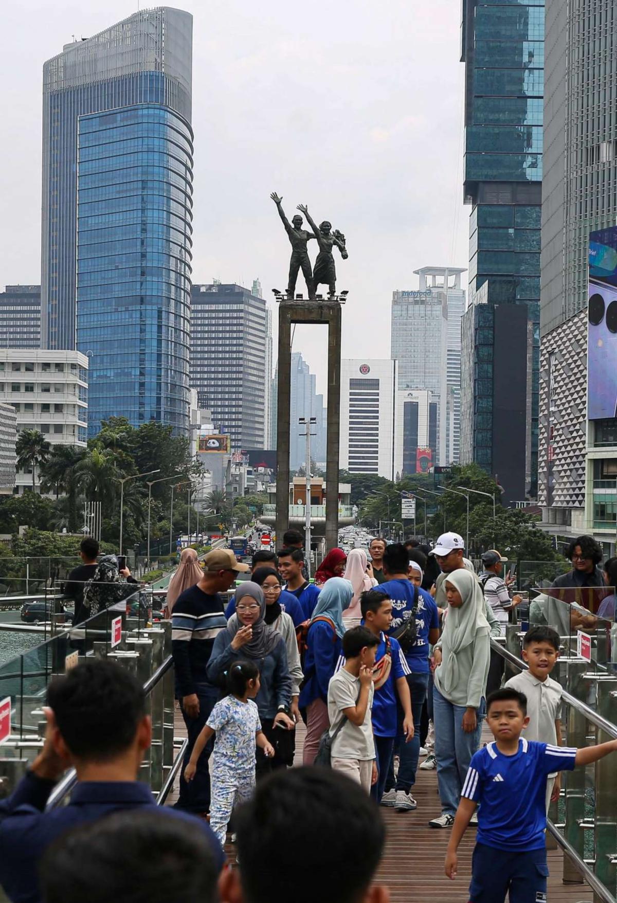 Anjungan Halte TransJakarta Bundaran HI Jadi Primadona Wisata Murah di Tengah Libur Isra Mikraj