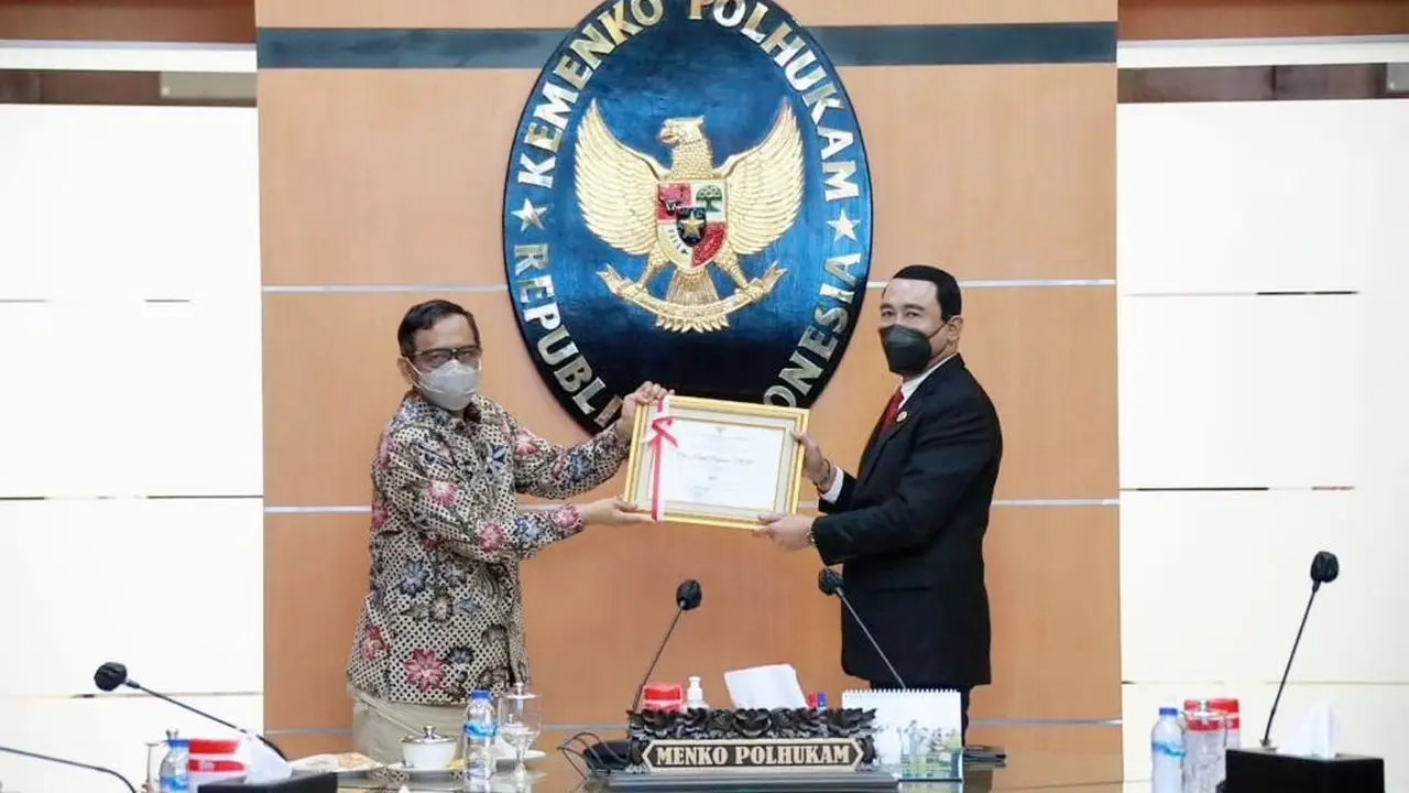 Menko Polhukam Mahfud Md Beri Penghargaan.