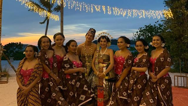 7 Potret Pernikahan Adipati Dolken dan Cantri Tachril Pakai Adat Jawa