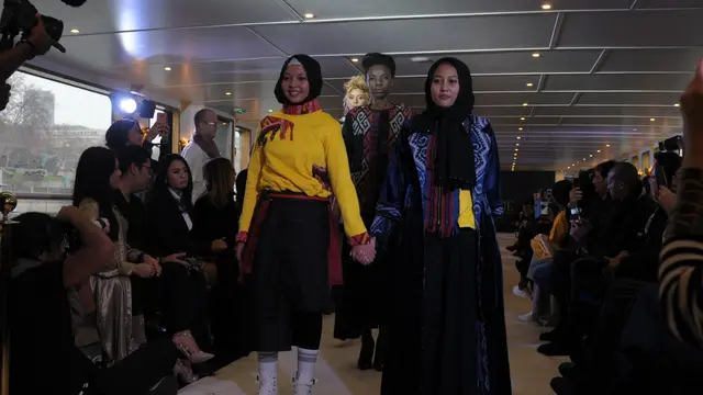 Busana Troso Nimbrung karya siswa SMK Kudus di fashion show Paris