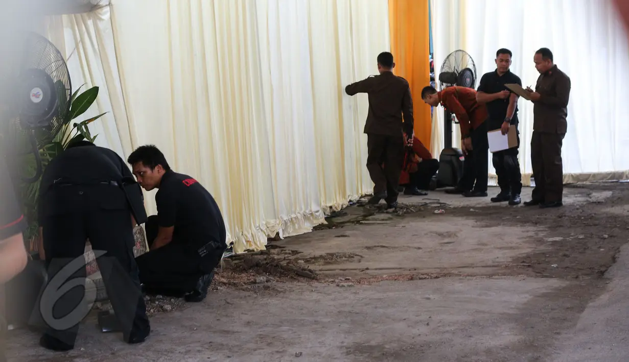 Anggota Paspampres menyisir di sekitar rumah orangtua Selvi Ananda di Jalan Kutai Raya, Sumber, Solo, Jateng, Selasa (9/6). Pengamanan dilakukan jelang lamaran semiformal yang dilakoni Jokowi kepada orangtua Selvi nanti malam. (Liputan6.com/Faizal Fanani)
