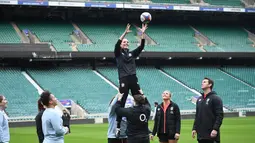 Kate Middleton, Duchess of Cambridge, diangkat dalam barisan saat ia bermain rugby sebagai bagian dari peran barunya sebagai Pelindung Persatuan Sepak Bola Rugbi di Stadion Twickenham, di London (2/2/2022). (Jeremy Selwyn/Pool Photo via AP)