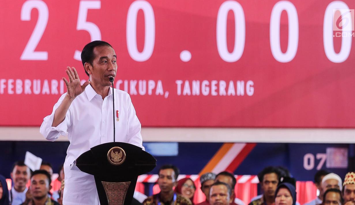 Presiden Jokowi memberikan sambutan pada acara Pelepasan Kontainer Ekspor Mayora ke-250.000 ke Filipina di pabrik Mayora di Cikupa Tangerang, Senin (18/2). PT. Mayora Indah telah mengekspor lebih dari 100 negara. (Liputan6.com/Fery Pradolo)