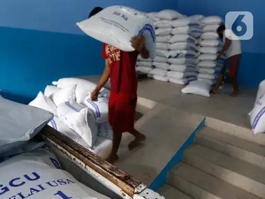 Seorang pekerja mengangkat karung berisi kedelai untuk dijual di Jakarta, Rabu (6/1/2021). Kementerian Pertanian akan meningkatkan produksi kedelai lokal untuk memenuhi kebutuhan dalam negeri sebagai respon dari melonjaknya harga kedelai impor. (Liputan6.com/Angga Yuniar)
