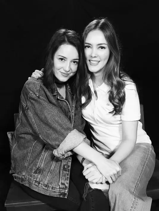 Momen kebersamaan Cathy Sharon dan Julie Estelle juga sering diunggah melalui akun Instagram pribadi mereka. Sibling goals mereka semakin terlihat saat Julie mengunggah potretnya bersama Cathy dengan nuansa hitam putih. (Liputan6.com/IG/@julstelle)