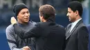 Penyerang PSG, Kylian Mbappe (kiri) berbincang dengan direktur olahraga PSG Leonardo (tengah) dan presiden Nasser Al-Khelaifi saat ia tiba untuk sesi latihan di tempat latihan klub Camp des Loges di Saint-Germain-en-Laye (27/9/2021). PSG akan bertanding melawan Manchester City. (AFP/Franck Fife)