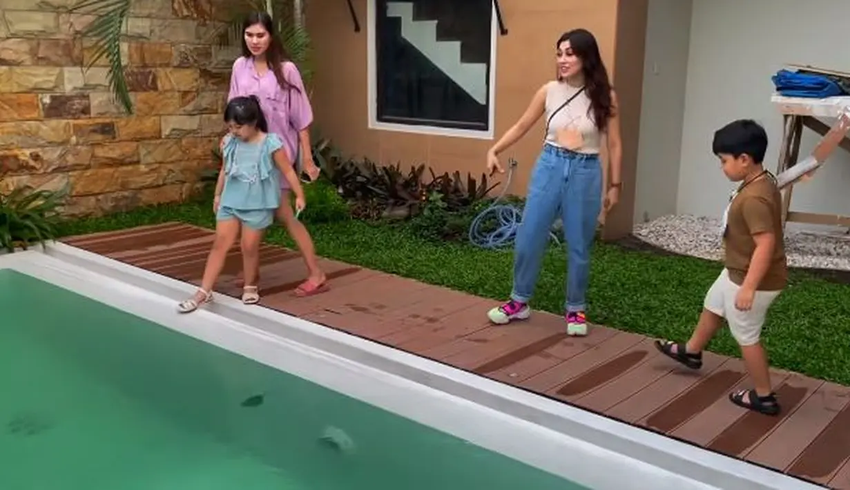 Rumah Syahnaz juga memiliki sebuah kolam kecil dengan penataan yang sangat menyenangkan. (YouTube/NizNaz Channel)
