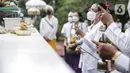Umat Hindu bersembahyang saat mengikuti upacara Tawur Agung Kesanga di Pura Amerta Jati, Cinere, Depok, Rabu (2/3/2022).  Upacara Tawur Agung Kesanga tersebut tahun ini hanya diikuti pemuka umat Hindu dan perwakilan dari pura sekitar dengan jumlah terbatas. (Liputan6.com/Faizal Fanani)