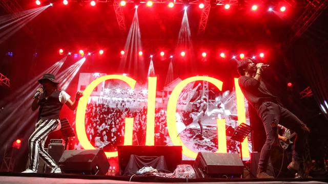 Penampilan GIGI Band bersama Aryo Wahab dan Andy /rif di Festival Pasar Musik 2023.