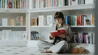 Ilustrasi membaca buku, cerita rakyat. (Foto oleh cottonbro studio: https://www.pexels.com/id-id/foto/wanita-dengan-kemeja-lengan-panjang-abu-abu-membaca-buku-4855435/)