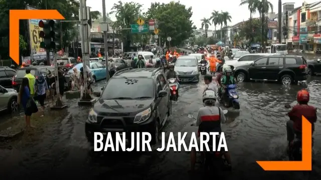 Hujan deras yang mengguyur Jakarta menyebabkan sebagian jalanan banjir Selasa (5/3) pagi.