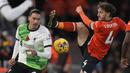 Striker Liverpool, Darwin Nunez (kiri) berebut bola dengan bek Luton Town, Tom Lockyer pada laga pekan ke-11 Liga Inggris 2023/2024 di Kenilworth Road Stadium, London, Minggu (5/11/2023) malam WIB. (AP Photo/Alastair Grant)
