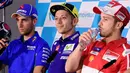 Pembalap tim Yamaha, Valentino Rossi duduk di antara pembalap tim Suzuki Ecstar, Alex Rins dan pembalap tim Ducati, Andrea Dovizioso saat menghadiri konferensi pers MotoGP Aragon 2017 di Sirkuit MotorLand, Spanyol, Kamis (21/9). (JAVIER SORIANO/AFP)