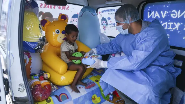 Potret Anak-Anak di India Jalani Tes COVID-19
