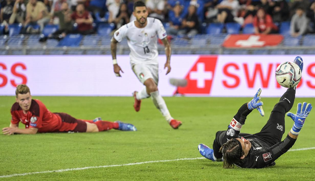 Menjelang laga berakhir, Italia kembali memiliki peuang mencetak gol. Sepakan Federico Chiesa usai melakukan penetrasi di dalam kotak penalti lagi-lagi masih mampu diamankan kiper Yann Sommer. (Foto: Keystone via AP/Georgios Kefalas)