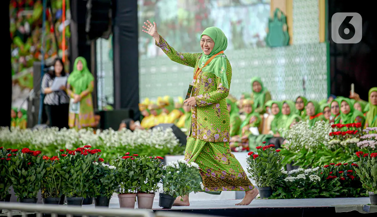 Gubernur Jawa Timur yang juga Ketua Umum Pimpinan Pusat Muslimat Nahdlatul Ulama (NU) Khofifah Indar Parawansa menyambut langsung kedatangan Jokowi dan rombongan. (Liputan6.com/Faizal Fanani)