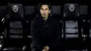 Pelatih Valencia, Gary Neville lsaat menyaksikan anak asuhnya berlaga  melawan Barcelona pada leg kedua semifinal Copa Del Rey di Stadion Mestalla, Valencia, Kamis (11/2/2016) dini hari WIB. (AFP/Jaime Reina)