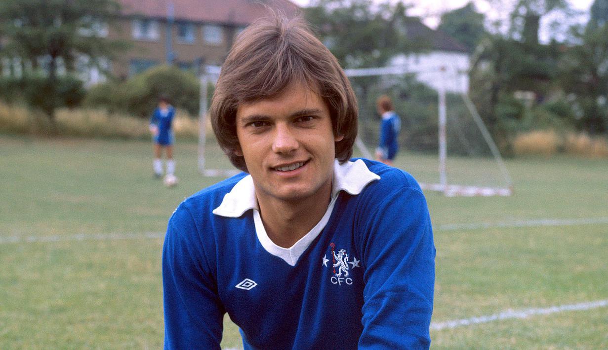 Dipromosikan ke tim utama Chelsea pada awal musim 1973/1974, Ray Wilkins yang total membela Chelsea dalam 89 laga dengan torehan 12 gol dan 2 assist akhirnya dilepas ke Manchester United pada awal musim 1979/1980 dengan nilai transfer 925 ribu euro. (PA via AP Photo)