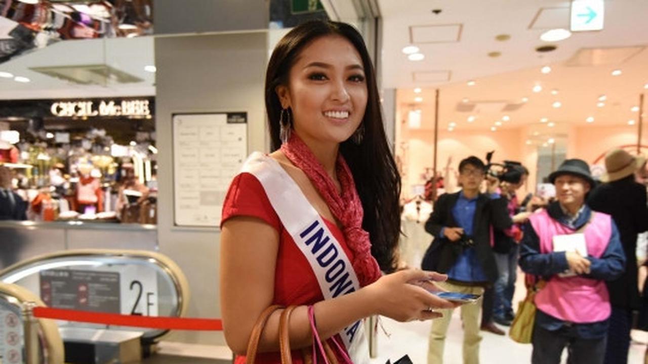 Aksi Chintya Fabiola dan kontestan Miss International keliling Tokyo