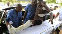 Seorang lelaki yang terluka hendak dirawat di rumah sakit swasta, setelah serangan brutal di Zimbabwe yang diduga dilakukan oleh sekelompok tentara berseragam di Harare. (Tsvangirayi Mukwazhi/AP)