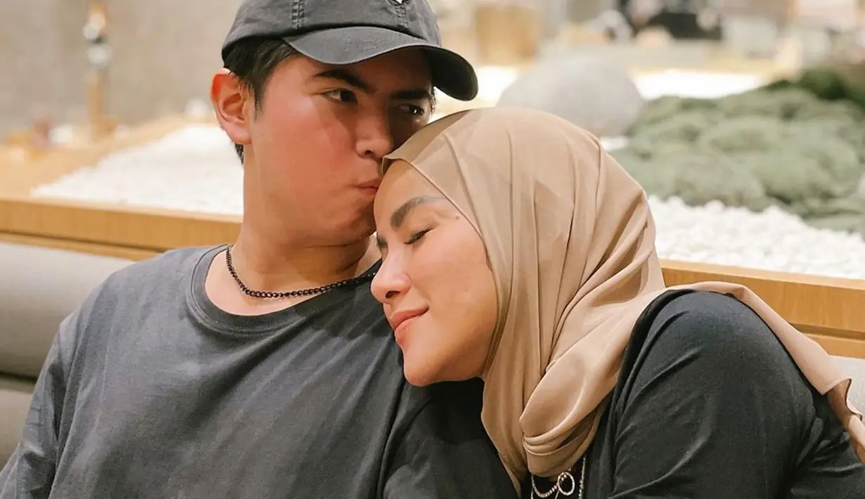 Laki-laki yang kini jadi kekasih Laura Meizani Mawardi, anak Nikita Mirzani itu selalu terlihat kompak dengan sang ibunda. Bahkan mereka tak segan memperlihatkan kasih sayang ibu dan anak di media sosial.
(Liputan6.com/IG/@ollaramlan)