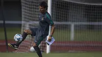 Pelatih Timnas Indonesia U-22, Luis Milla, mengontrol bola saat memimpin latihan di Stadion UKM, Selangor, Senin (14/8/2017). Ini merupakan latihan terakhir jelang laga SEA Games melawan Thailand. (Bola.com/Vitalis Yogi Trisna)