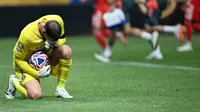 Kiper Paris Saint-Germain asal Italia #01, Gianluigi Donnarumma, bereaksi setelah bertabrakan dengan gelandang Bayern Munich asal Jerman #42, Jamal Musiala, selama pertandingan perempat final Piala Dunia Antarklub 2025 antara Paris Saint-Germain asal Prancis dan Bayern Munich asal Jerman di Stadion Mercedes-Benz di Atlanta pada tanggal 5 Juli 2025. (PATRICIA DE MELO MOREIRA/AFP)