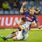 Pemain Celta Vigo, Jonny Otto berebut bola dengan pemain Barcelona, Aleix Vidal pada laga pekan ke-33 La Liga di Estadio de Balaidos, Selasa (17/4). Tampil dengan sepuluh pemain, Barcelona harus puas dengan hasil imbang 2-2. (AP/Lalo R. Villar)