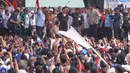 May Day 2026 juga berlangsung ditengah kekhawatiran terhadap dampak konflik global yang berpotensi memicu gelombang pemutusan hubungan kerja (PHK). Tampak dalam foto, Presiden Prabowo Subianto (tengah berkaos hitam) didampingi sejumlah pimpinan organisasi-organisasi buruh saat peringatan Hari Buruh Internasional atau May Day 2026 di kawasan Monumen Nasional (Monas), Jakarta, Jumat (1/5/2026). (merdeka.com/Arie Basuki)