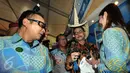 Menteri Agraria dan Tata Ruang Ferry Mursidan Baldan melihat aksesoris perhiasan saat pameran pertanahan, Senayan, Jakarta, Jumat (6/11). Pameran dalam rangka perayaan hari Agraria dan Tata Ruang ini digelar hingga 8 November  (Liputan6.com/Helmi Afandi)