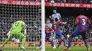 Pemain Manchester City Gabriel Jesus melompat untuk memenangkan sundulan saat melawan Crystal Palace pada pertandingan Liga Inggris di Etihad Stadium, Manchester, Inggris, 30 Oktober 2021. Crystal Palace menang 2-0. (Oli SCARFF/AFP)